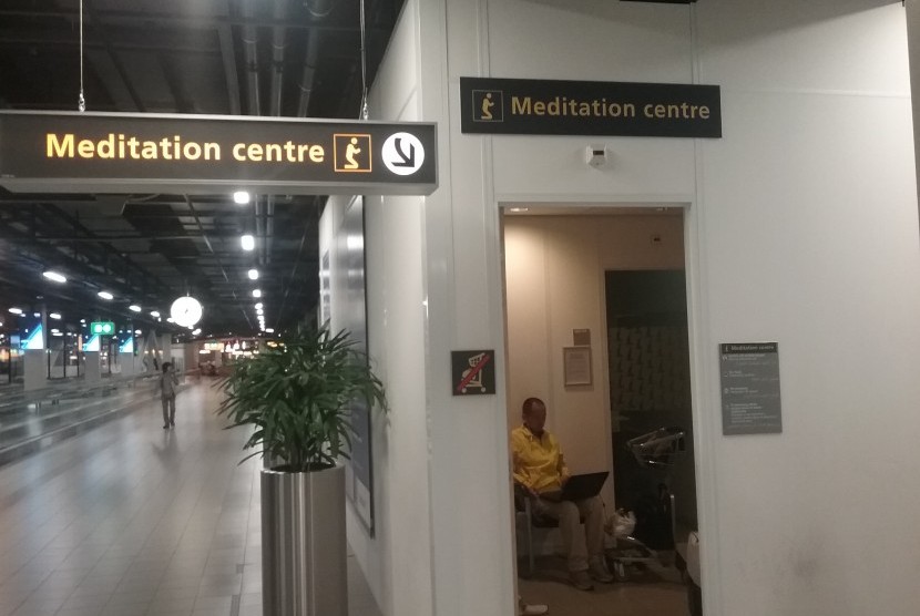 Ruang beribadah bagi semua agama bernama Meditation Centre di Bandara Schiphol, Amsterdam, Belanda.