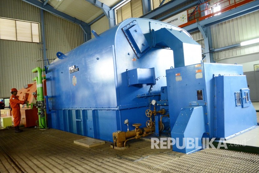 Ruang generator di Pembangkit Listrik Tenaga Panas Bumi (PLTP) Darajat, PT Indonesia Power, di Kabupaten Garut, Kamis (9/2).