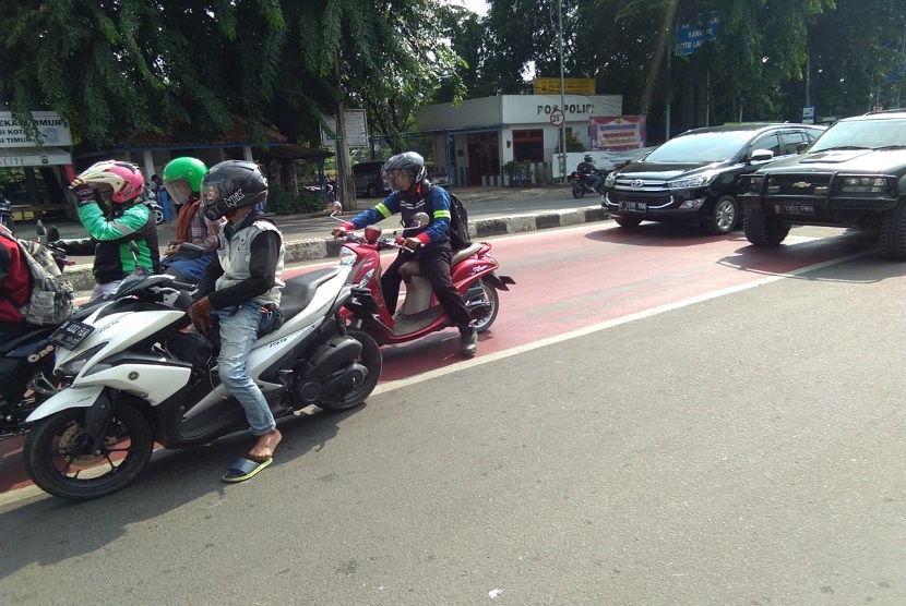 Ruang Henti Khusus (RHK) sepeda motor, Perempatan Ruko Kalimas Jalan Chairil Anwar, Kota Bekasi. 
