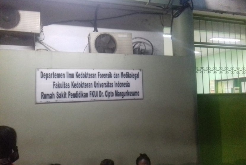 Ruang Instalasi Jenazah RSCM, Jakarta. Visum luar RSCM menyimpulkan pegawai LMAN Kemenkeu meninggal terindikasi Covid-19.