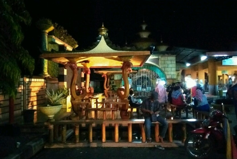 Ruang istirahat atau ruang tunggu di Stasiun Pengisian Bahan Bakar Umum (SPBU) berkode 44.531.25. milik Pertamina. SPBU berada di Jl Raya Kebumen, Dusun Bumiayu, Kecamatan Tambak, Kabupaten Banyumas, Jawa Tengah. Sabtu (23/12).