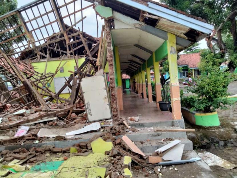 Ruang kelas IV di SDN 2 Cengkoak, Kecamatan Dukuhpuntang, Kabupaten Cirebon, ambruk, Selasa (14/9). Tidak ada korban jiwa dalam peristiwa tersebut.