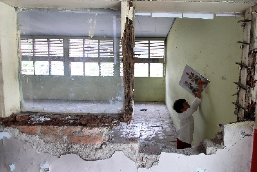 Ruang kelas yang rusak di SDN 10 Kebun Jeruk, Jakarta Barat, Jumat (30/10).