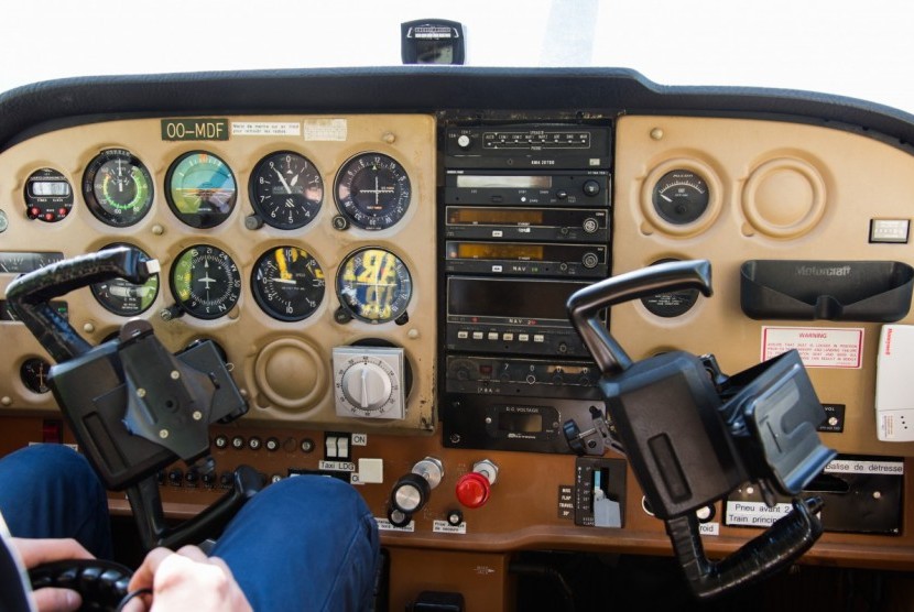 Ruang kendali pilot pesawat.