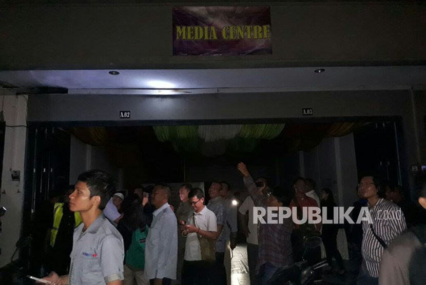 Ruang media centre yang disediakan untuk peliputan acara Bobby Nasution-Kahiyang Ayu di Kompleks Ruko OCBC Ringroad di Jl Gagak Hitam, Medan, mendadak heboh, Kamis (23/11) malam. Suara ledakan tiba-tiba terdengar beberapa kali dan memadamkan listrik.