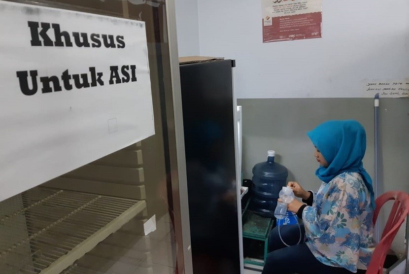 Ruang menyusui. Ketika menyusui di ruang publik, ibu harus melakukan langkah pencegahan agar diri dan bayinya tak tertular Covid-19.