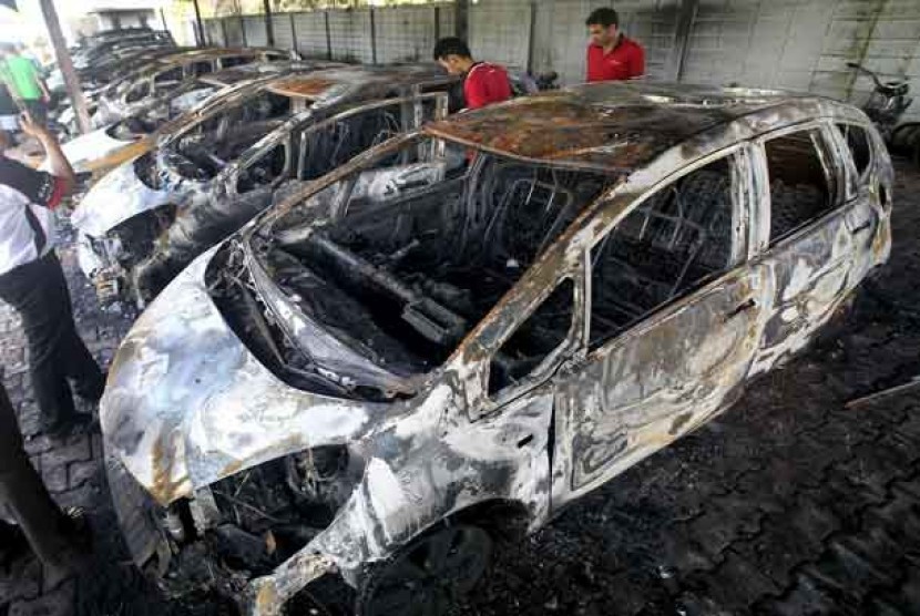  Ruang pamer mobil Honda yang dibakar di Provinsi Pattani, Thailand, Rabu (22/8).