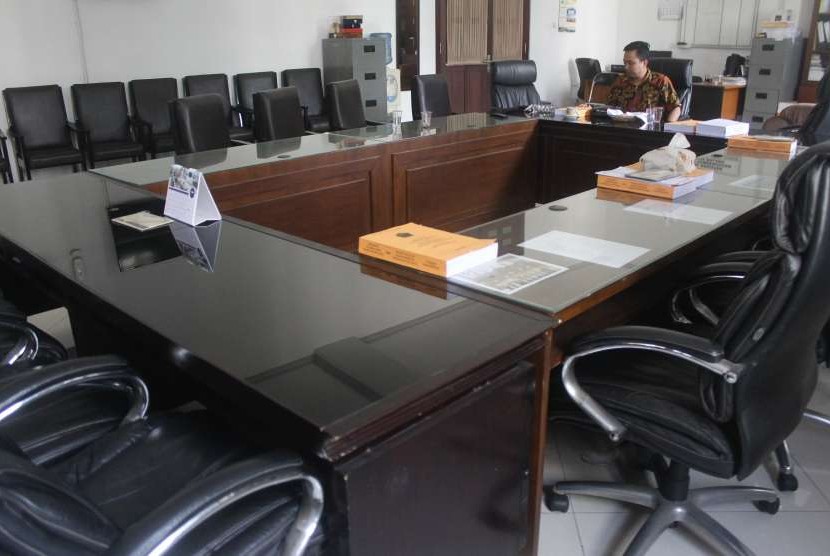 Ruang rapat Komisi A yang kosong di gedung DPRD Kota Malang.