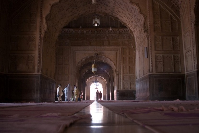 Ruang shalat Masjid Badshahi Lahore, Pakistan.