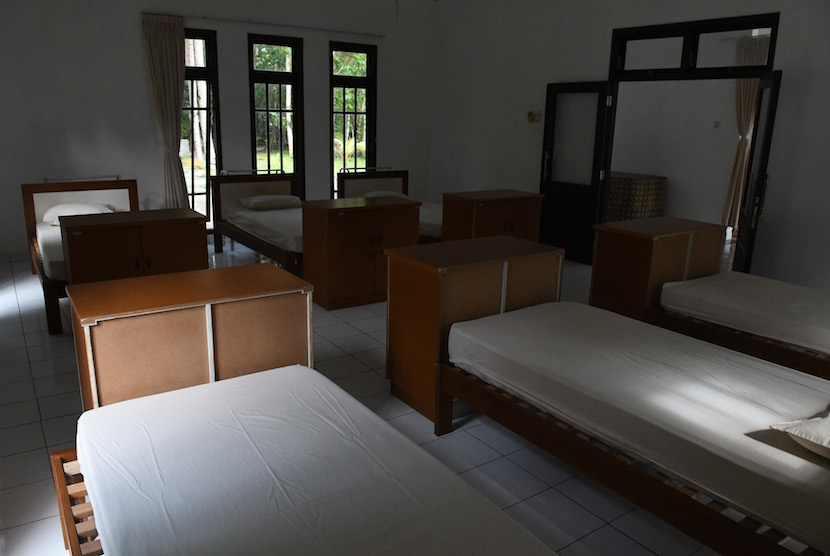 Ruang tidur di salah satu bangunan di Pulau Sebaru Kecil di Kepulauan Seribu, Jakarta, Senin (26/2/2020).