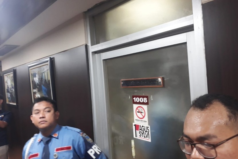 Ruangan anggota DPR dari Fraksi Partai Demokrat, Vivi Sumantri Jayabaya dan Anggota DPR Fraksi PAN Totok Daryanto juga diduga ikut terkena tembakan. Ruangan yang masing masing berada di lantai 10 dan lantai 20 Gedung Nusantara 1 DPR, Komplek Parlemen, Senayan, itu baru diketahui Rabu (17/10).