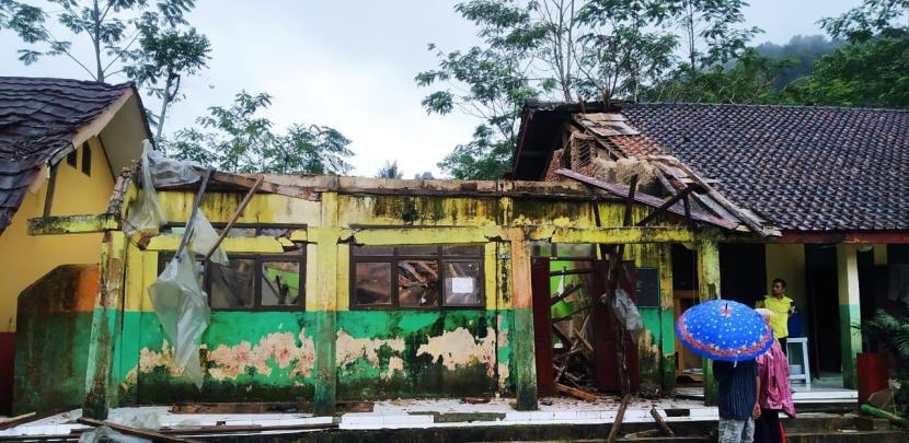 Ruangan di SDN Denuh, Desa Cikuya, Kecamatan Culamega, Kabupaten Tasikmalaya, ambruk pada Kamis (11/8/2022). 