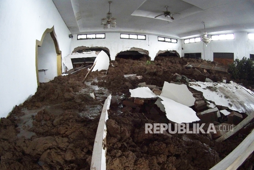 Ruangan masjid dipenuhi tanah laongsoran di lokasi longsor di daerah Ciherang, Kabupaten Sumedang, Rabu (21/9)