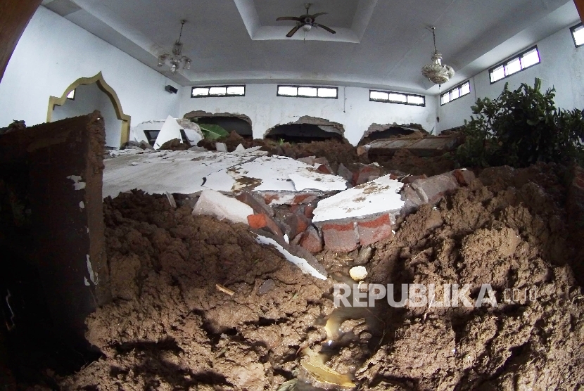 Ruangan masjid dipenuhi tanah laongsoran di lokasi longsor di daerah Ciherang, Kabupaten Sumedang, Rabu (21/9)