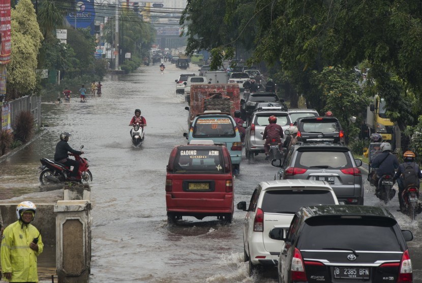 Ruas jalan Boulevard Barat Raya tergenang air di kawasan Kelapa Gading, Jakarta, Jumat (26/2). Sejumlah titik di kawasan tersebut tergenang air setinggi 20 hingga 40 cm akibat hujan yang mengguyur Jakarta sejak Jumat (26/2)