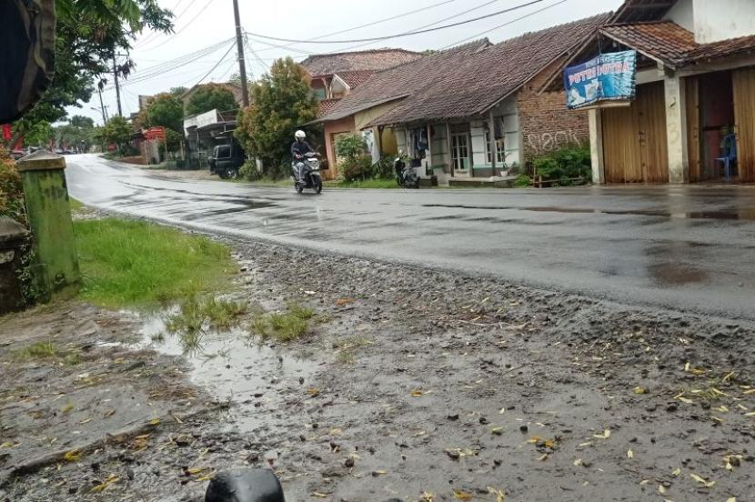 Ruas jalan di Cibadak, Kabupaten Lebak, Banten dilanda hujan intensitas ringan dan sedang, Ahad siang (4/2/2024). 