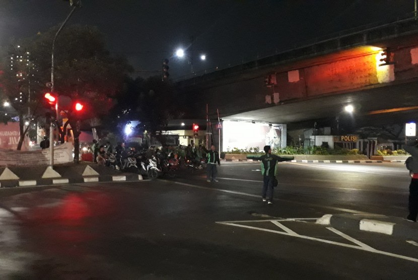 Ruas Jalan Gatot Subroto, Jakarta Selatan ditutup sejak sore selama aksi demonstrasi pelajar, Rabu malam (25/9). Tampak pos polisi di bawah Fly over Tomang.