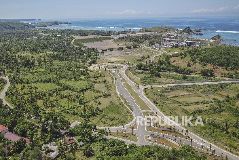 Ruas jalan gerbang barat Kawasan Ekonomi Khusus (KEK) Mandalika di Desa Kuta, Kecamatan Pujut, Praya, Lombok Tengah, NTB, Minggu (24/2/2019). Di kawasan pariwisata yang dikelola Indonesia Tourism Development Corporation (ITDC) itu akan dibangun sirkuit berkelas MotoGP dengan konsep “Street Circuit” 