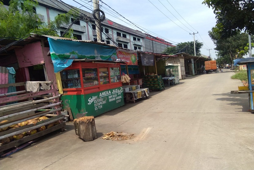 Ruas Jalan Kalimalang yang diperlebar dari arah Bekasi menuju ke Cikarang yang sebagian sudah dicor saat ini dipenuhi oleh pedagang.