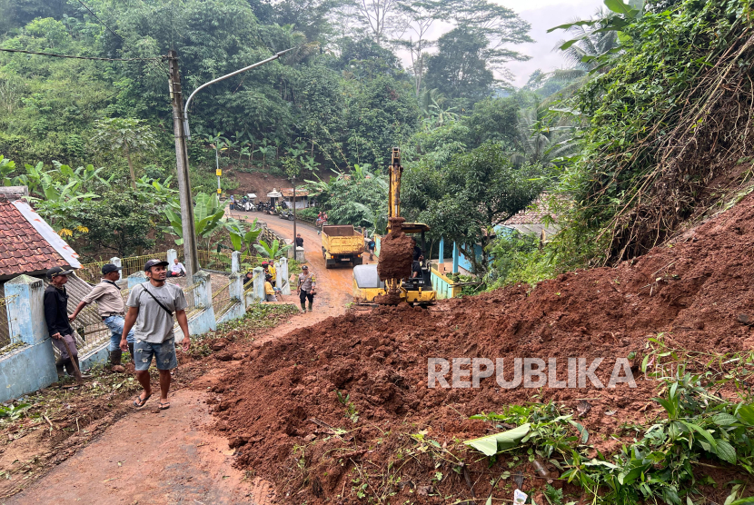 Ruas Jalan Penghubung Dua Kecamatan di Kampung Tugu RW 14 Desa Ciharashas, Kecamatan Cipeundeuy, Kabupaten Bandung Barat (KBB), Jawa Barat Tertutup Longsor pada Rabu (25/2/2025) Malam.