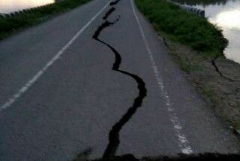 Ruas jalan retak dan terbelah akibat gempa di Pidie