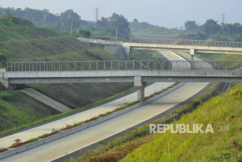Ruas jalan tol Cisumdawu (Cileunyi-Sumedang-Dawuan) masih proses pengerjaan di Kecamatan Rancakalong, Kabupaten Sumedang, Selasa (13/6).  