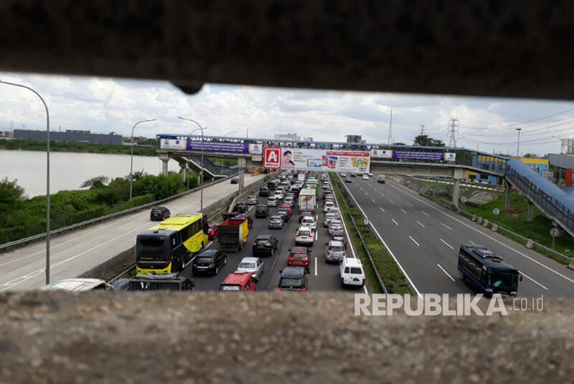 Ruas Jalan Tol Jakarta-Tangerang terlihat padat pada hari pertama penonaktifan Gerbang Tol Karang Tengah, Ahad (9/4). 