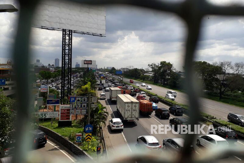 Ruas Jalan Tol Jakarta-Tangerang terlihat padat pada hari pertama penonaktifan Gerbang Tol Karang Tengah, Ahad (9/4). 