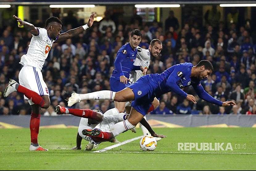 Ruben Loftus-Cheek terjatuh dekat kota penalti pada pertandingan Grup L Liga Europa antara Chelsea melwan Vidi FC di Stamford Bridge Stadium, London, Jumat (5) dini hari.