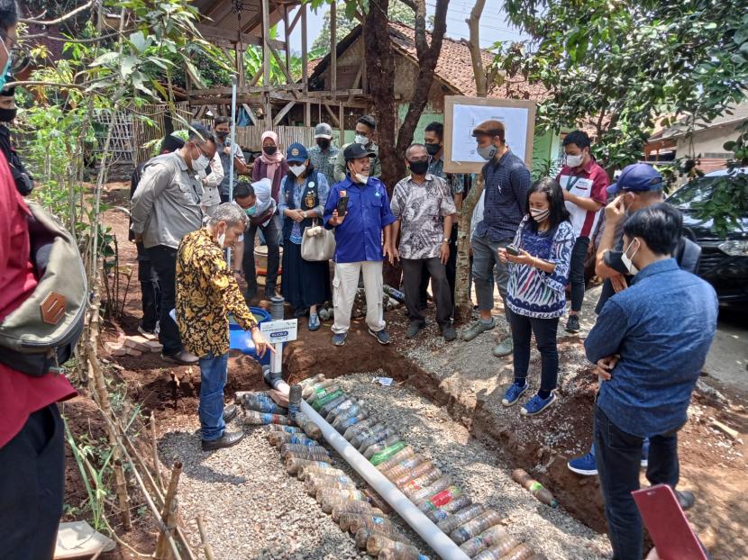 Rucika menyiapkan 30 sistem sanitasi SWG untuk memenuhi kebutuhan pengelolaan air limbah di 91 rumah di pemukiman Desa Nagrak, Kecamatan Paseh, Kabupaten Bandung, Jawa Barat.