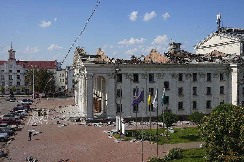 Rudal Rusia menghantam alun-alun di kota Chernihiv, Ukraina utara, pada Sabtu (19/8/2023). 