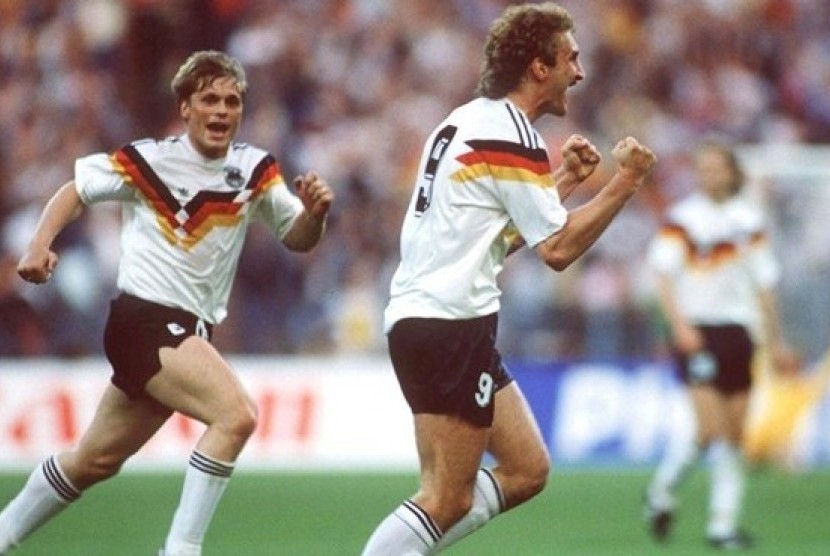 Rudi Voeller, pemain andalam Jerman Barat, melakukan selebrasi usai mencetak gol ke gawang Spanyol di babak penyisihan grup Piala Eropa 1988. 