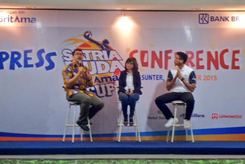 Rudolf Tulus (kiri) saat konferensi pers Satria Muda BritAma Cup 2015.