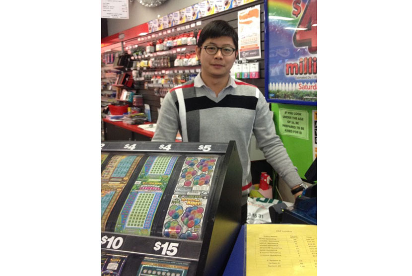 Rudy Lu pemilik toko Gungahlin Centre News, dimana pemenang lotere Rp 500 miliar membeli tiketnya.