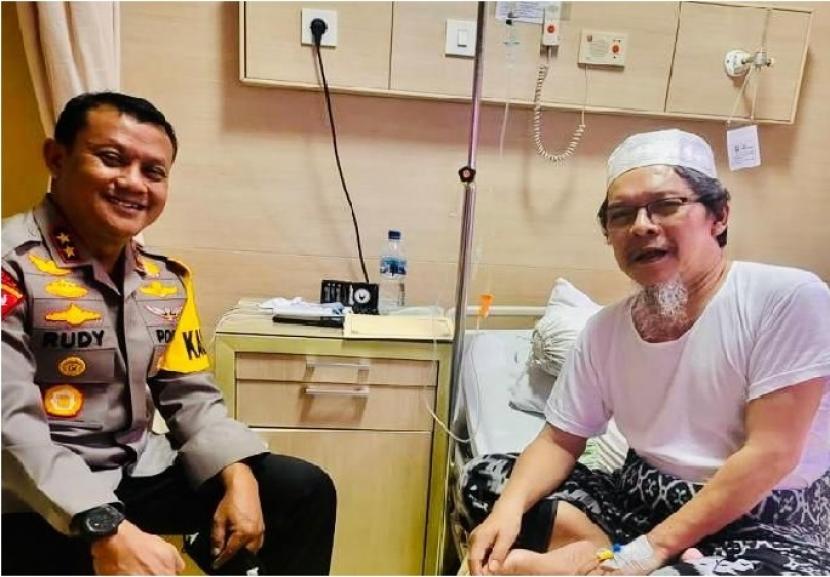 Kapolda Banten Irjen Pol Prof Rudy Heriyanto (kiri) dikenal dekat dengan ulama. Kapolda menjenguk Abah Hamdi 