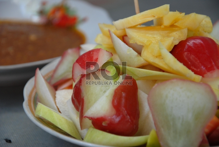 Rujak buah menjadi salah satu makanan yang dipamerkan di Kuala Lumpur, Malaysia.