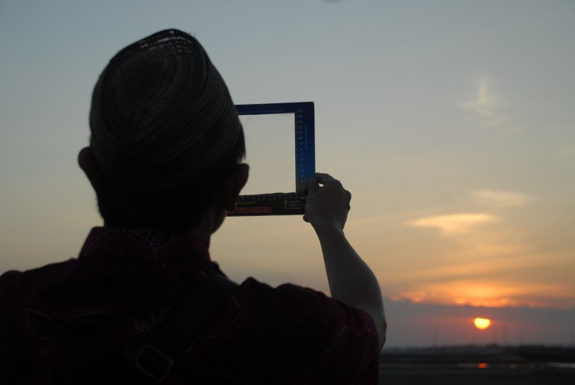 RUKYATUL HILAL - Petugas Rukyat meneropong posisi hilal (bulan) menggunakan hilal tarcker saat dilakukan rukyatul hilal, guna menentukan 1 Syawal 1434 H, di Pantai Ambat, Tlanakan, Pamekasan,