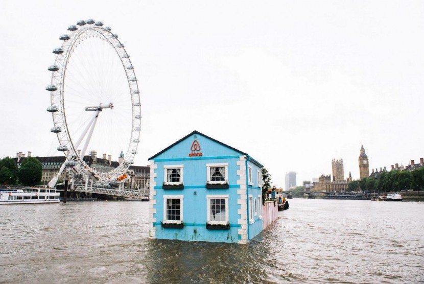 Rumah Apung berlayar di Sungai Thames