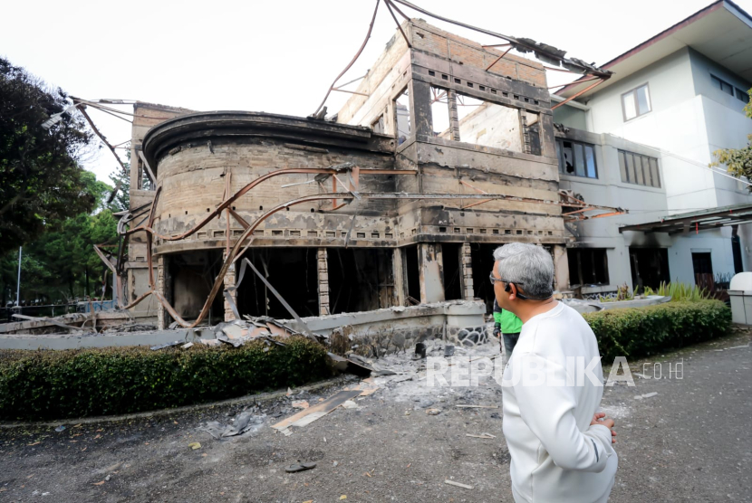 Rumah aset MPR RI di Jalan Diponegoro, Kota Bandung yang terbakar saat demonstrasi di Gedung DPRD Jawa Barat
