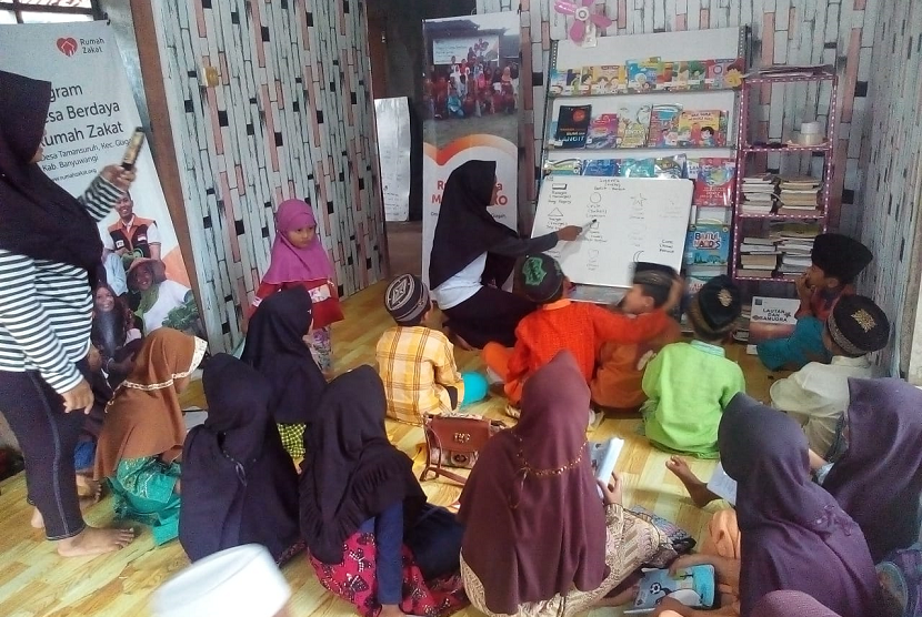 Rumah Baca. Anak-anak antusias berkegiatan di Rumah Baca Mondoluko.