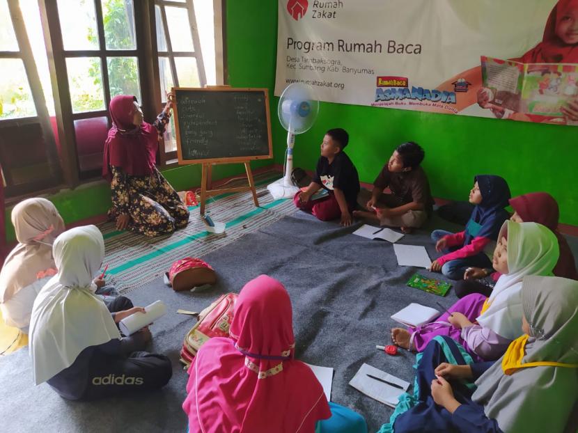 Rumah Baca Asma Nadia binaan Rumah Zakat yang ada di Desa Berdaya Tambaksogra mengadakan kegiatan Fun English Class.