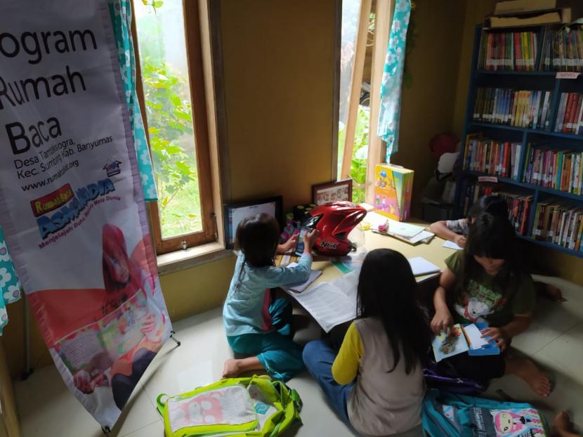 Rumah Baca Asmanadia yang berlokasi di Tambaksogra, Kecamatan Sumbang mengadakan pembelajaran daring dan internet gratis. 