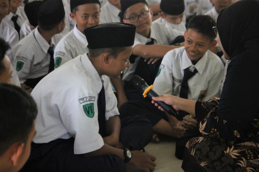 Rumah Baca Cerdas (RBC) Institute A Malik Fadjar kembali berkunjung ke salah satu sekolah yang ada di Malang Raya pada Kamis (17/3/2022). Kali ini, tim RBC bersama dengan Mobil Kamis Membaca (KaCa) Universitas Muhammadiyah Malang (UMM) datang ke Sekolah Menengah Pertama (SMP) Al Izzah Batu.