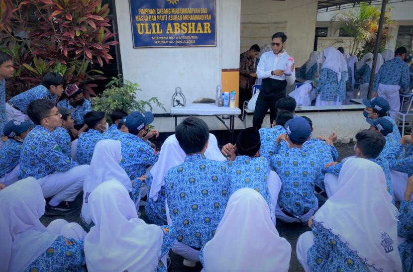 Rumah Baca Cerdas (RBC) Institute Abdul Malik Fadjar melakukan kunjungan ke Sekolah Menengah Pertama (SMP) Muhammadiyah 06 DAU (SMPM 06 DAU) dengan membawa mobil Kamis Membaca (KaCa) Universitas Muhammadiyah Malang (UMM).