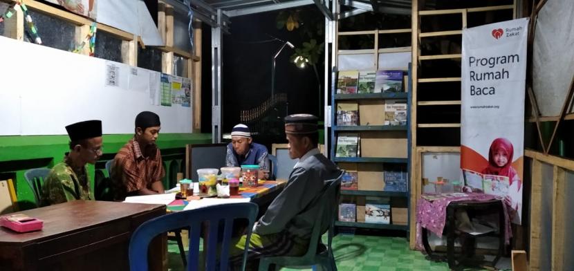 Rumah Baca El Hambra, itulah salah satu nama rumah baca yang menjadi pusat kegiatan pemberdayaan yang dilakukan Rumah Zakat untuk warga di Desa Tuntungpait kabupaten Purworejo Jawa Tengah.