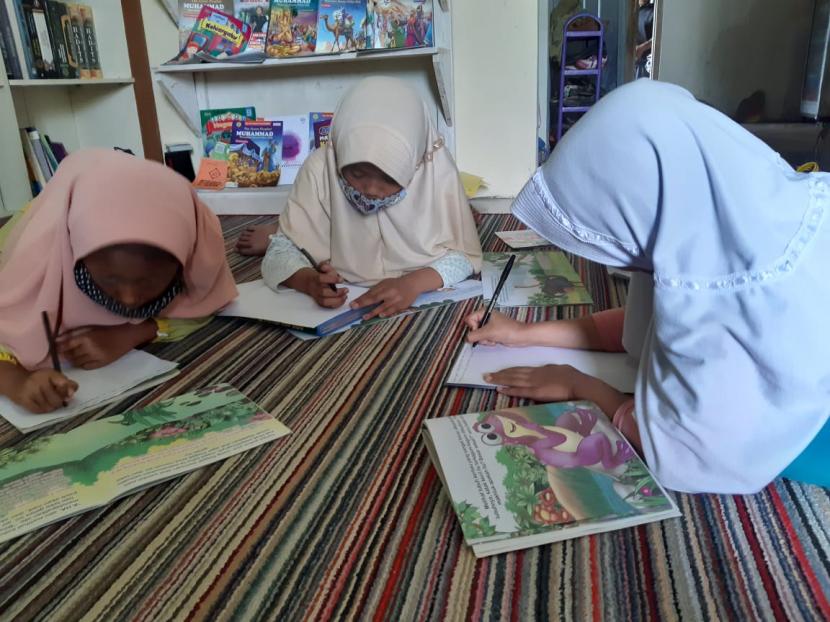 Rumah Baca Rumah Zakat jadi salah satu pendamping dalam belajar di rumah.