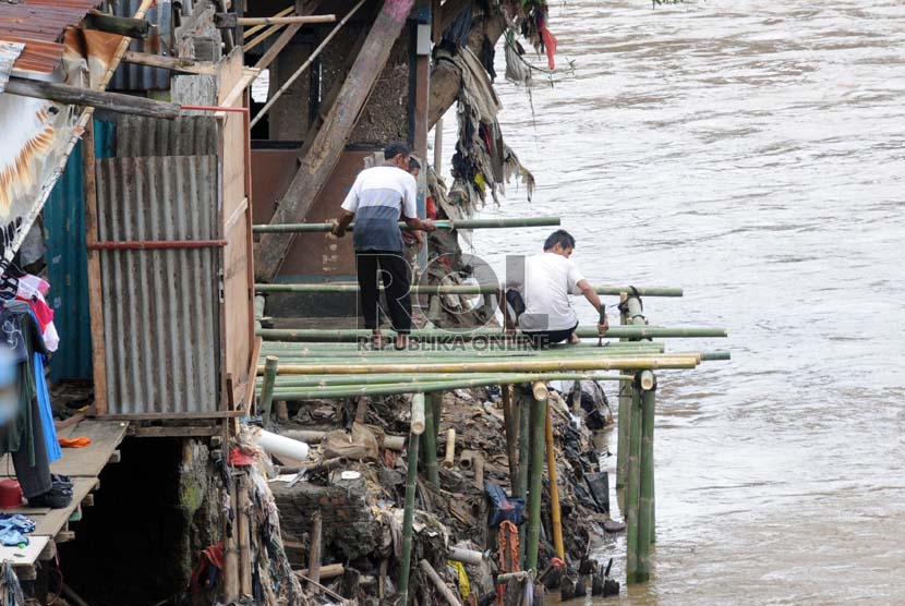 Rumah bantaran sungai Ciliwung