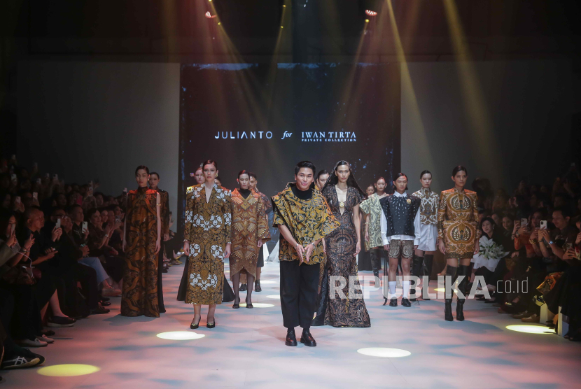 Rumah batik luxury Iwan Tirta Private Collection dan Julianto seorang desainer mode muda berkolaborasi menghadirkan lini eksklusif bertajuk Julianto for Iwan Tirta.