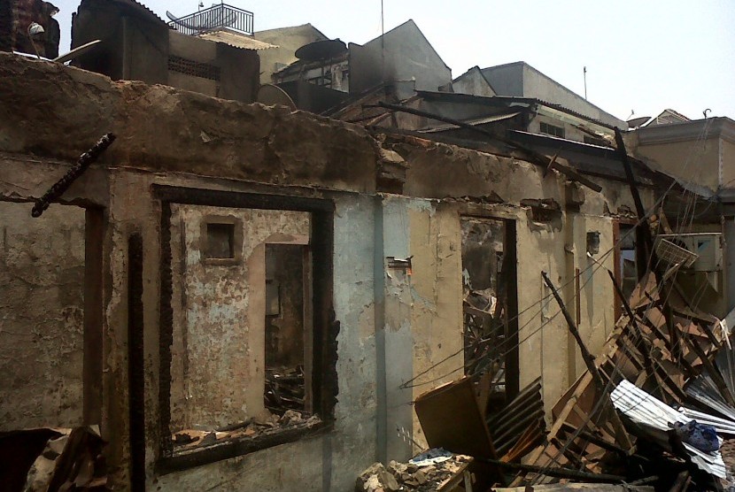 Rumah bekas terbakar di Taman Sari, Jakarta Barat, Senin (14/11)