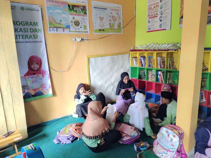 Rumah belajar  Anak Juara yang ada di Desa Berdaya Manggungsari, Kecamatan Weleri, Kabupaten Kendal Jawa Tengah mendapat tambahan koleksi buku bacaan baru dari UPZ Permata Bank Syariah.